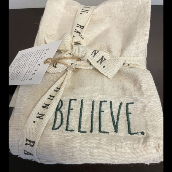 NWT Set of 4 Embroidered Rae Dunn Napkins BELIEVE MERRY FA LA LA SANTA - Picture 3 of 7
